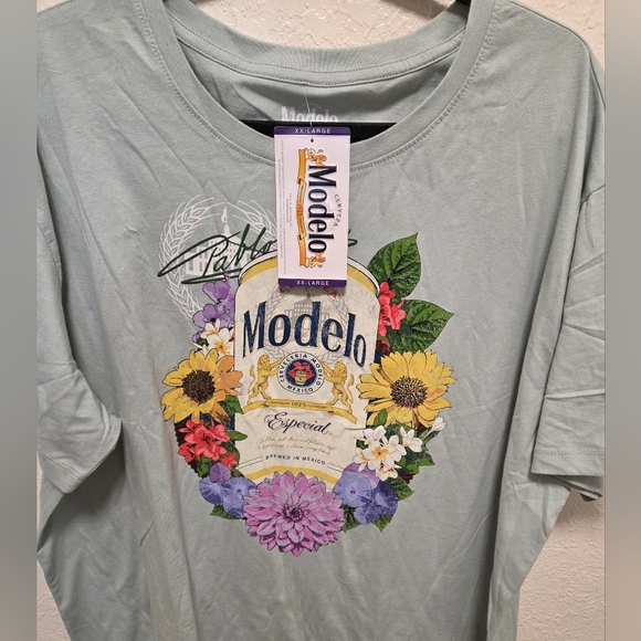 Modelo Graphic Tee - Picture 2 of 3